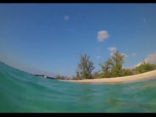 Meine nuttige Frau zeigt unter Wasser ihren geilen Körper.