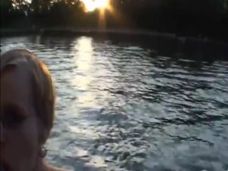 Billige Hartz-4-Nutte steckt draussen Dildo in die Fotze!