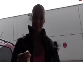 Blonde Ficke direkt auf dem Parkplatz weggeknallt!