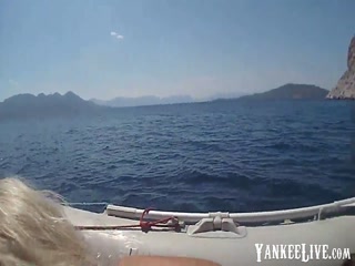 baise sur un bateau en vacances