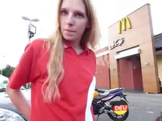 Deutsche Nutte nimmt großen Schwanz draußen